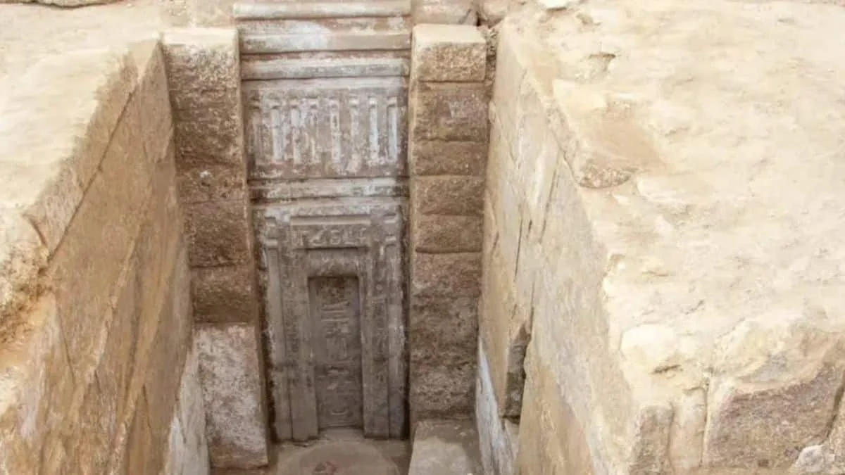 Archäologen verblüfft über riesige rosafarbene Granittür, die in einem altägyptischen Grab gefunden wurde