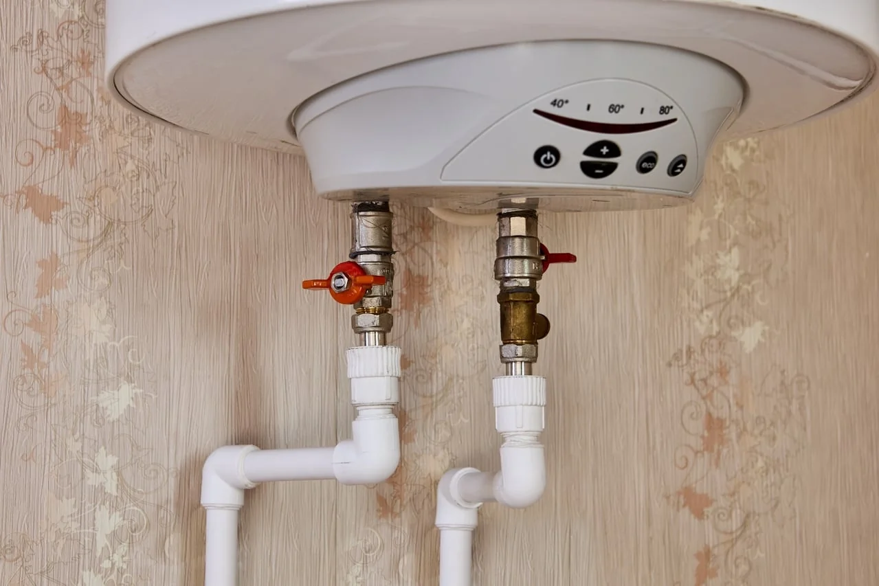 Eine einfache „Isolierhülle“ um den Warmwasserspeicher, und schon ist es geschafft: Diesen Winter sparen Sie fast 60 € auf der Rechnung