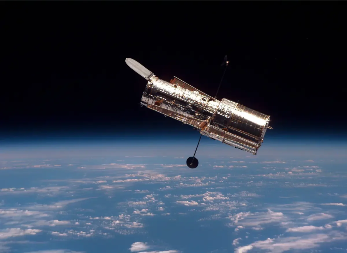 Eine KI entdeckt 1.400 mysteriöse Objekte in den Archiven des Hubble-Weltraumteleskops